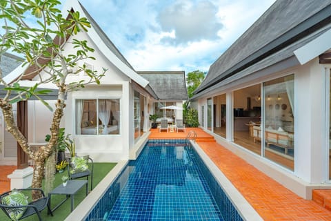 Property building, Patio, Day, Pool view, Swimming pool, sunbed