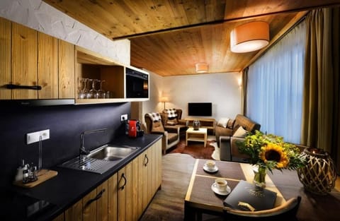 Coffee/tea facilities, Kitchen or kitchenette, Dining area, minibar