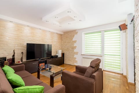 Communal lounge/ TV room, TV and multimedia, Living room, Seating area, Evening entertainment