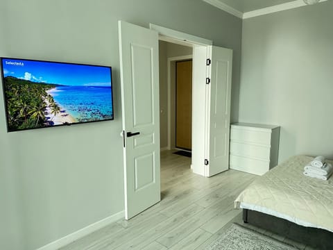 Bed, TV and multimedia, Bedroom, towels