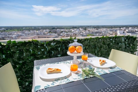 Bird's eye view, View (from property/room), Balcony/Terrace, Food and drinks, Dining area, City view, Breakfast