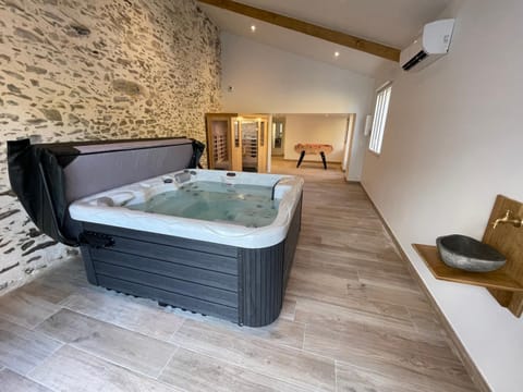 Hot Tub, Sauna, Spa and wellness centre/facilities