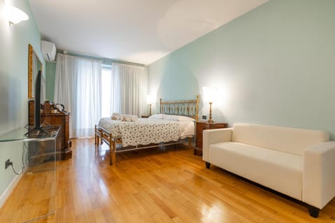 Bed, TV and multimedia, Bedroom