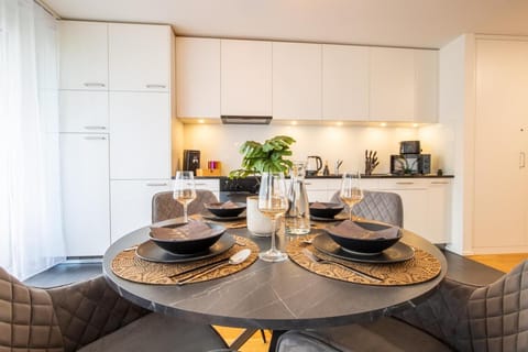 Coffee/tea facilities, Kitchen or kitchenette, Seating area, Dining area, minibar, pet friendly