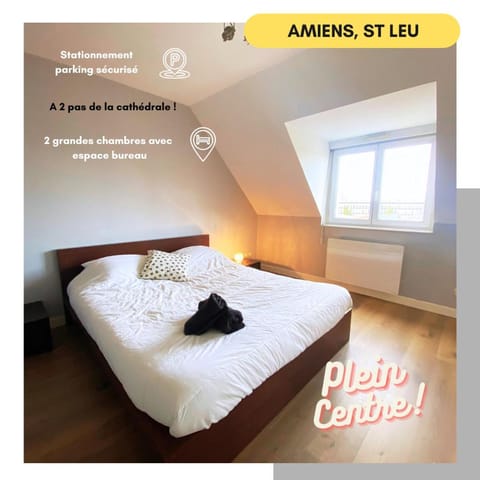 Property building, Bed, Photo of the whole room, Bedroom, towels