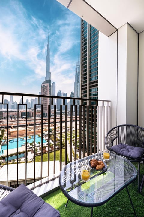 Patio, Nearby landmark, View (from property/room), Balcony/Terrace, City view, Landmark view, Pool view, sunbed