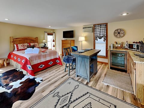 Bed, TV and multimedia, Kitchen or kitchenette, Seating area, Bedroom, furniture, air conditioner