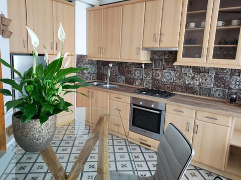 Kitchen or kitchenette, Dining area, oven