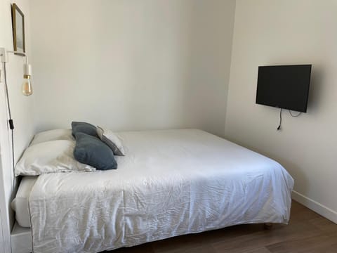 Bed, TV and multimedia