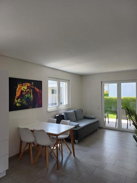 Living room, Photo of the whole room, Seating area, Dining area, internet