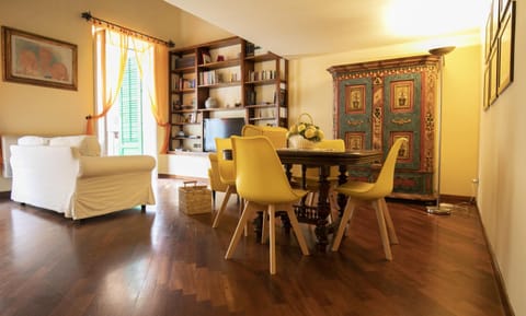 Living room, Seating area, Dining area, hair dresser