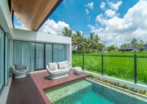 Patio, Spring, Day, Natural landscape, Garden, View (from property/room), Balcony/Terrace, Garden view, Pool view, Swimming pool, sunbed