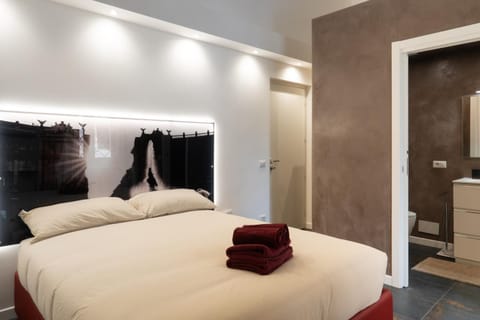 Bed, Photo of the whole room, Bedroom, hair dresser, towels
