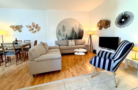 TV and multimedia, Living room, Seating area, Dining area