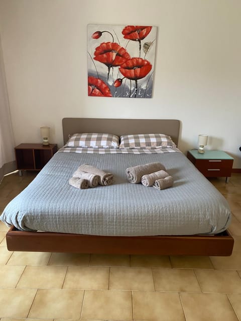 Bed, Bedroom, towels