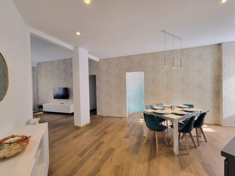 Communal lounge/ TV room, TV and multimedia, Living room, Seating area, Dining area