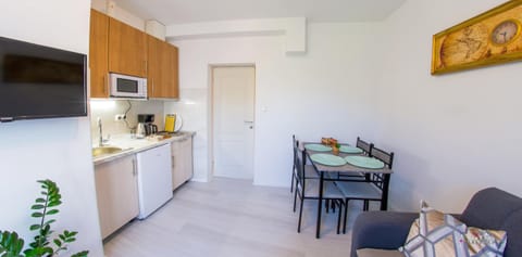 TV and multimedia, Kitchen or kitchenette, Dining area, stove