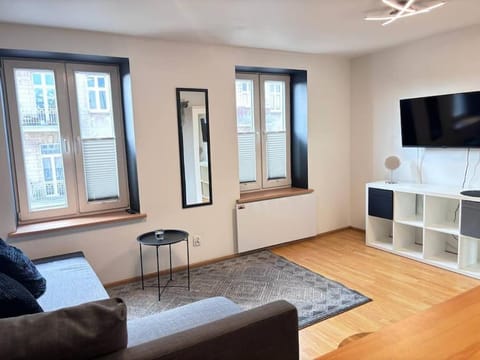 TV and multimedia, Living room, Seating area, Evening entertainment