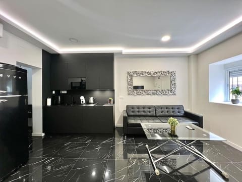 TV and multimedia, Coffee/tea facilities, Kitchen or kitchenette, Living room, Seating area, Dining area, microwave, stove, air conditioner