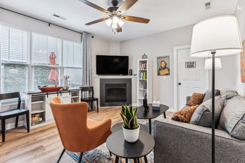 TV and multimedia, Living room, Seating area, fireplace