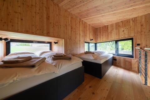 Bed, Bedroom, towels