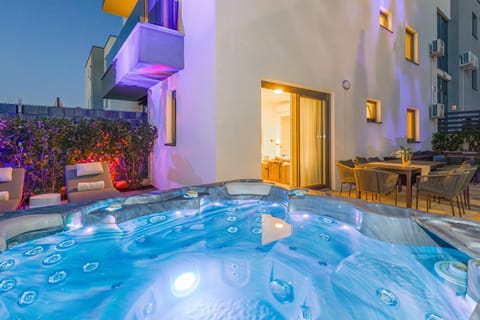 Property building, Night, Natural landscape, Hot Tub, Evening entertainment, Pool view, sunbed