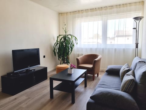 Communal lounge/ TV room, TV and multimedia, Living room, Seating area, Evening entertainment