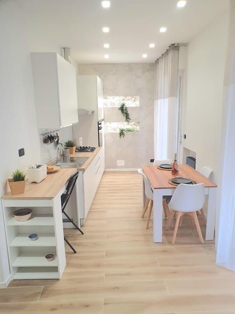 Kitchen or kitchenette, Dining area