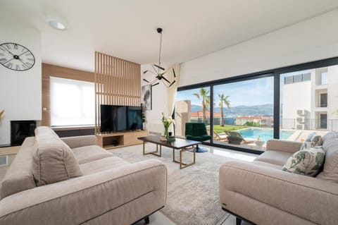 TV and multimedia, Living room, Seating area, Pool view