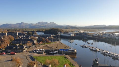 Harbour & Mountain Views, Porthmadog House, Sleeps 9, 4 Bedrooms, Two and Half Bathrooms House in Porthmadog