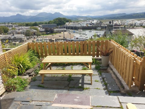 Harbour & Mountain Views, Porthmadog House, Sleeps 9, 4 Bedrooms, Two and Half Bathrooms House in Porthmadog
