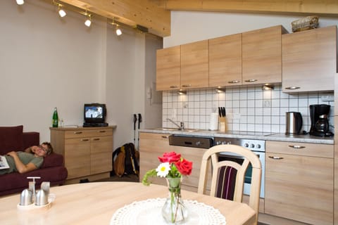 TV and multimedia, Coffee/tea facilities, View (from property/room), Kitchen or kitchenette, Living room, Dining area