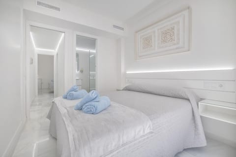Bed, Bathroom, Photo of the whole room, Bedroom, towels