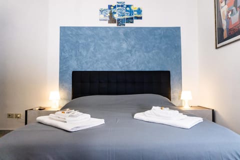 Bed, Bedroom, towels