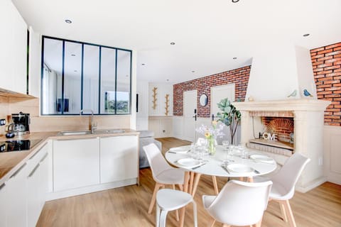 Kitchen or kitchenette, Dining area