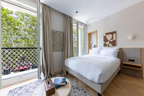 Bed, View (from property/room), Balcony/Terrace, Photo of the whole room, Bedroom, Quiet street view