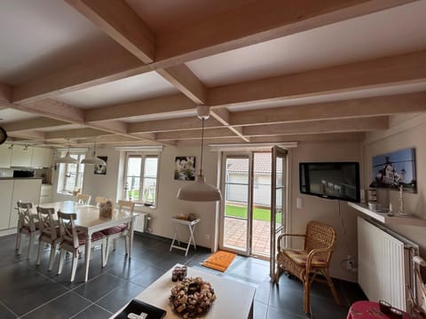 TV and multimedia, Living room, Seating area, Dining area