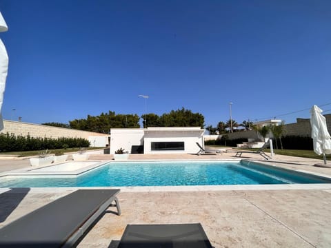 Swimming pool, sunbed