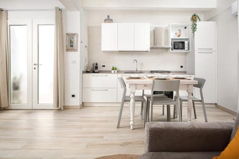 Kitchen or kitchenette, Dining area, stove