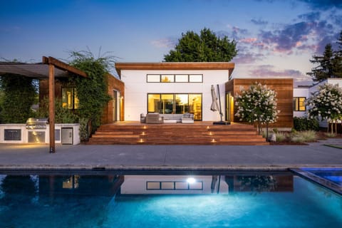 Year-Round Heated Pool - Hot Tub - Fire Pit - Lawn House in Kenwood