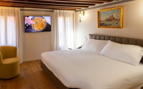 Bed, TV and multimedia, Bedroom