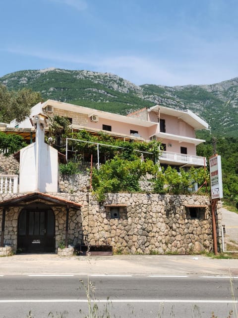 Property building, Spring, Day, Natural landscape, Landmark view, Mountain view