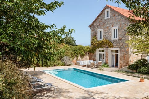 Property building, Day, Swimming pool, sunbed