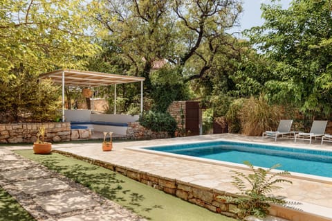 Patio, Day, Garden, Swimming pool, sunbed