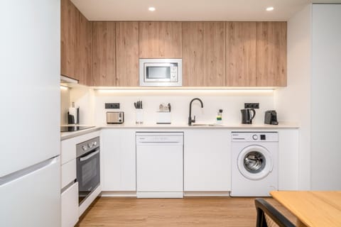 Kitchen or kitchenette, oven, washing machine
