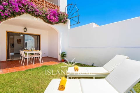 Property building, Patio, Garden, Dining area, sunbed