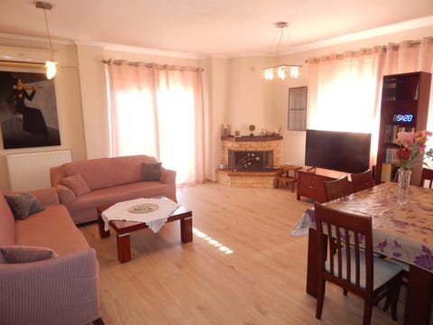 TV and multimedia, Living room, Seating area, Dining area