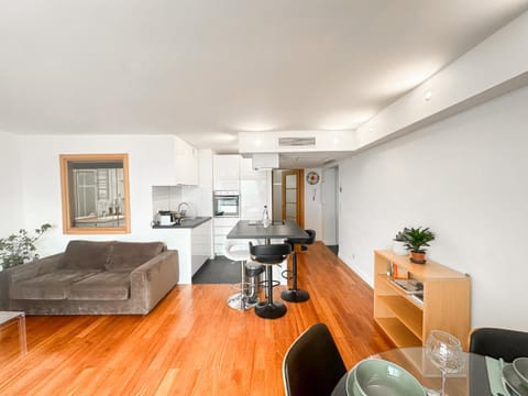 Kitchen or kitchenette, Living room, Seating area, Dining area