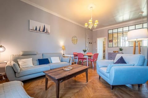Living room, Seating area