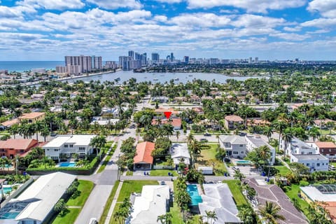 Property building, Nearby landmark, Neighbourhood, Natural landscape, Bird's eye view, Lake view, Sea view